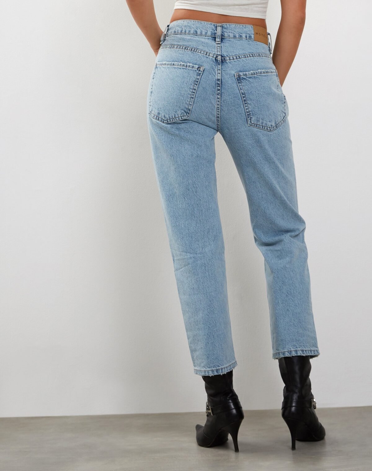 Mid Rise Straight Leg Jeans in Bleach Denim - Image 4