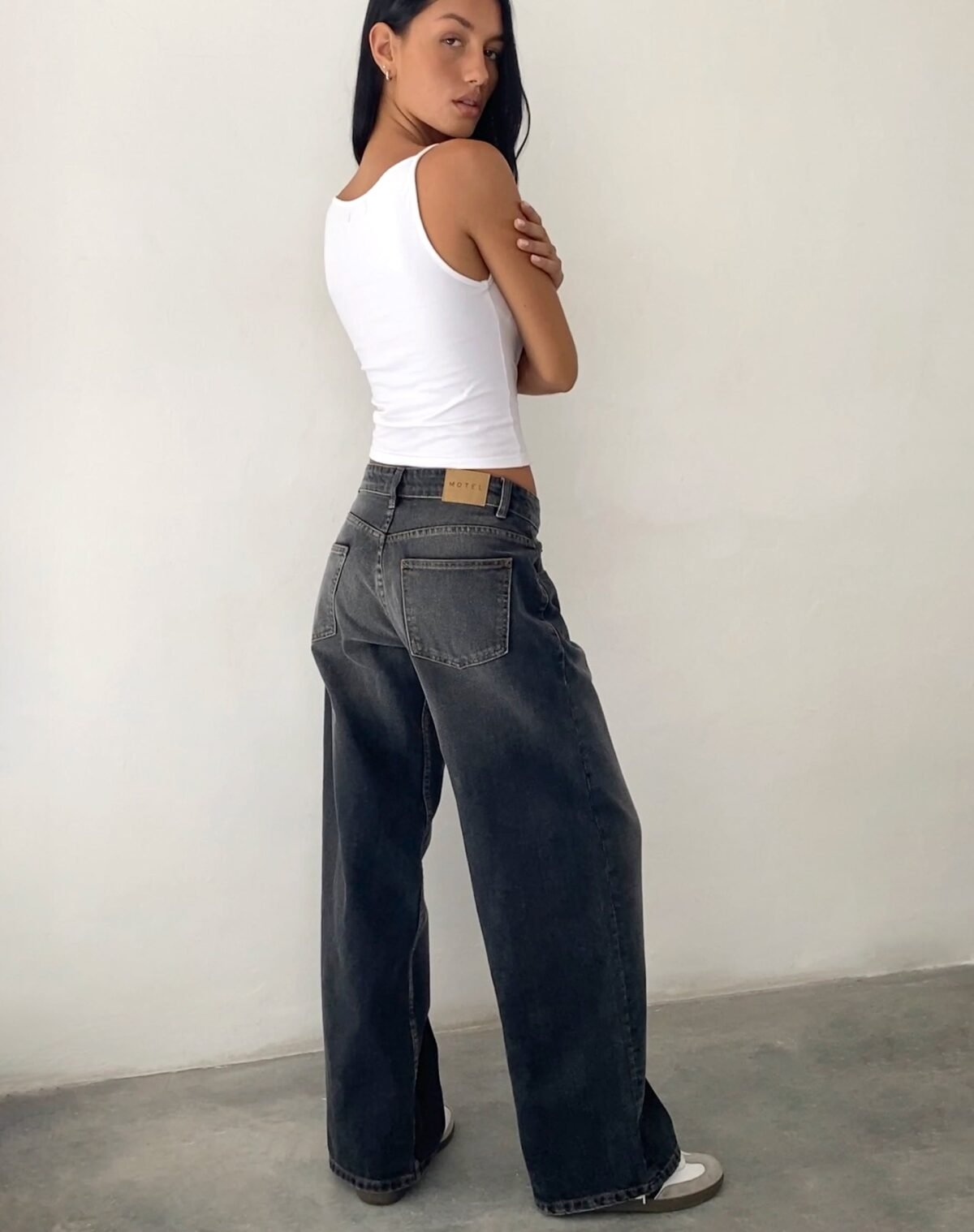 Roomy Extra Wide Low Rise Jeans in Grey Used Bleach - Image 3