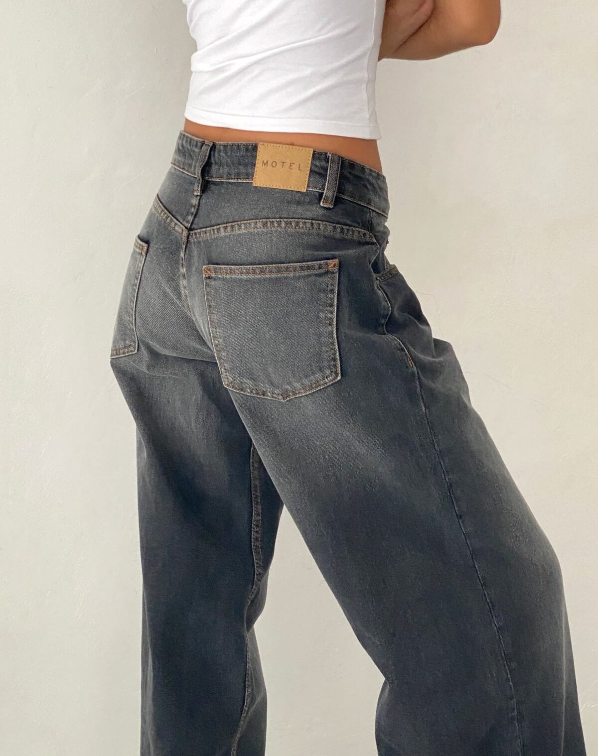 Roomy Extra Wide Low Rise Jeans in Grey Used Bleach - Image 4